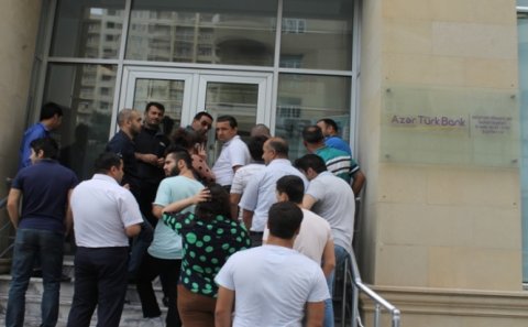 Dollar ajiotajı: Banklarda kurs 1.70 AZN, “qara bazar”da 1.76 AZN - FOTOLAR