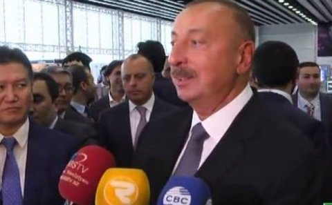 İlham Əliyev jurnalistlər qarşısında - Video