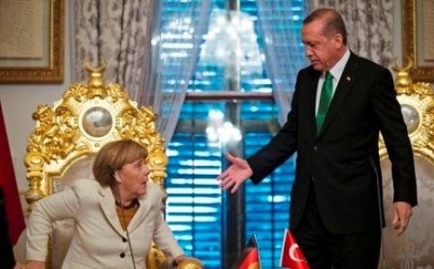 Merkel Ərdoğanın önündə diz çökdü