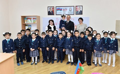 Prezident ilk dərs günündə məktəblilərlə bir arada - Fotolar