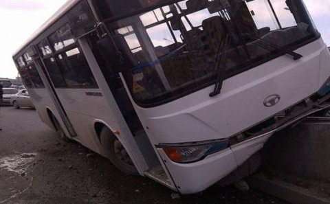 Bakıda sərnişin avtobusu qəzaya uğradı: ölən var