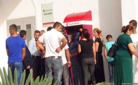 Penisyalar gecikib, bankomatlarda növbədir