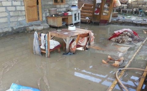 Bakıda evləri su basdı: sakinlər təxliyə olundu