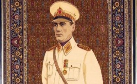 Heydər Əliyevin hədiyyəsi olan uniformalı Atatürk portretini divardan endirdilər