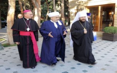 Avropada miqrantlara fərqli yanaşma var-Şeyx nədən narahatdır?
