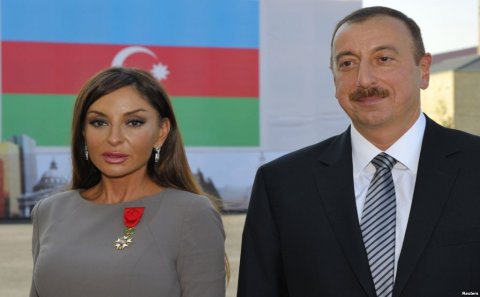 Prezident xalq artistinin heykəlinin açılışında