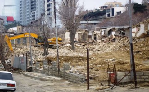 “Sovetksi”dən həkim şikayəti: “İş məhkəmədə ola-ola gəlib evimi sökdülər”