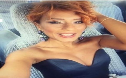 Əməkdar artist sinəsini açdı - FOTO