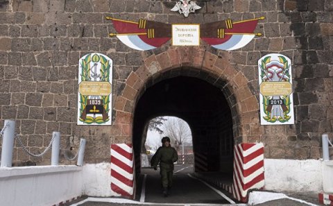 Ermənilər rus hərbçini bıçaqladılar