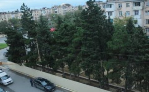 “Xəzər” Universitetinin qarşısındakı parkı kim dağıdır? FOTO
