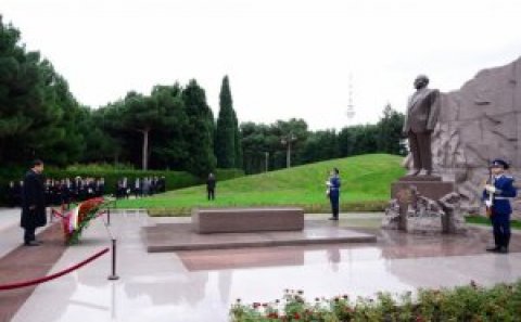 Venesuela prezidenti Heydər Əliyevin məzarını ziyarət edib