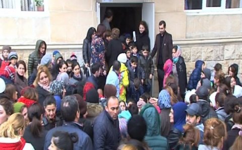 Məktəbin qapısında yaşanan izdiham - Görüntülər Bakıdandır+VİDEO