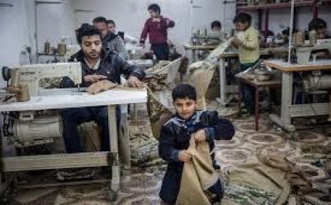 İngilislər suriyalı uşaqları kölə kimi işlədir