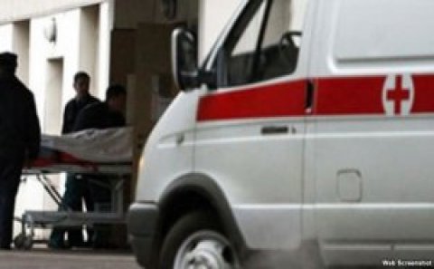 Toy dəvətnaməsi paylayan atanı maşın vurub öldürdü