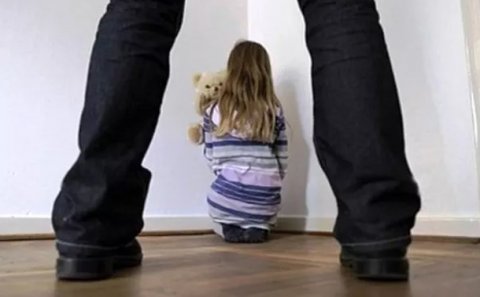 Azərbaycan vətəndaşı sevgilisinin 13 yaşlı nəvəsini zorladı