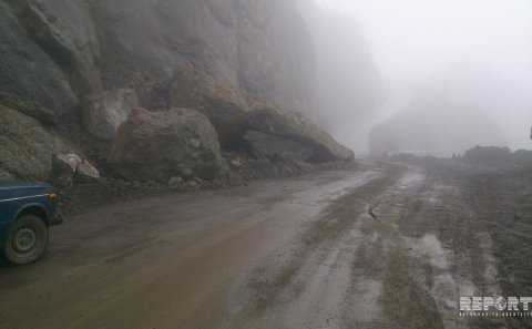 Lerikdə yolu kəsən qaya parçası dinamitlə partladıldı - FOTOLAR