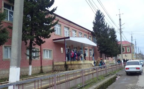 Məktəbdə uşağı soyuqdan xəstələnən atanın şikayəti