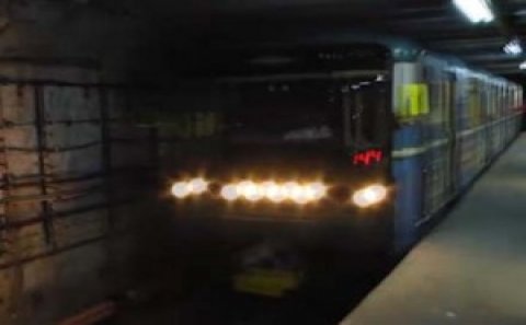 Metroda işığın sönməsi problem yaratdı