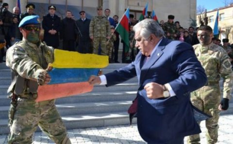 “O bayrağın ayaqlarını yuxarı, başını aşağı çevirmişəm” - Əhəd Abıyev 