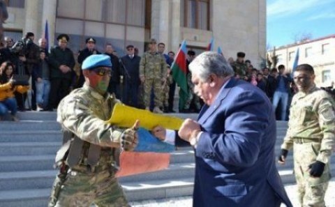 Kolumbiya saytı Əhəd Abıyevdən yazdı
