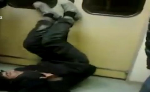  Bakı metrosunda xəstə adamı vaqondan sürüyüb atdılar - VİDEO