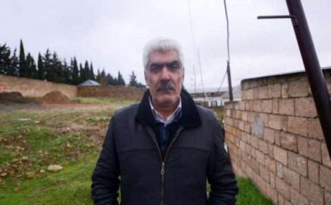 Millət vəkili ilə ilə fəhlələr arasında pul 