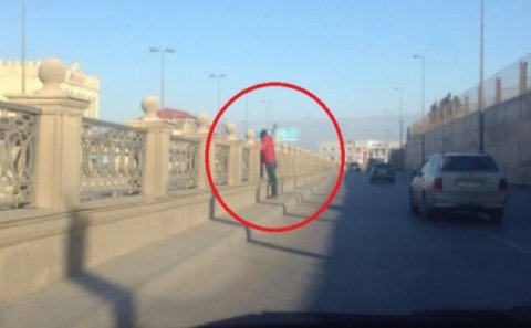 Körpüdə dayanan bu şəxs sürücüləri güdüb polisə xəbər verir – Bakıda - FOTO