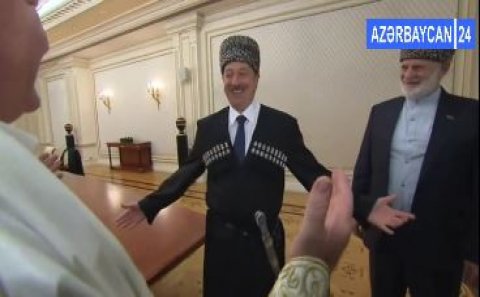 İlham Əliyev başına papaq qoyub, əlinə xəncər aldı – VİDEO