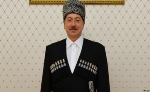 Prezidentə xəncər hədiyə edən müfti Elçibəydən də danışıb