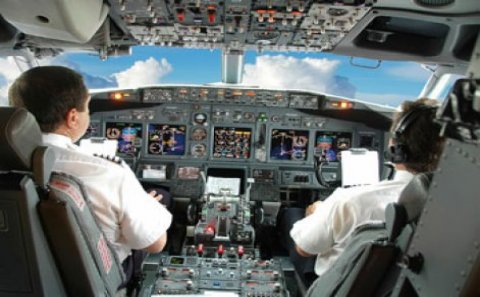 Pilot uçuş zamanı infarkt keçirdi - Təyyarədə 128 sərnişin var imiş