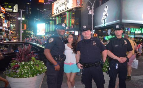 Qənirə Ataşova Amerika polisləri ilə - FOTO