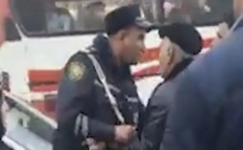 Bakıda yol polisi vətəndaşa: 