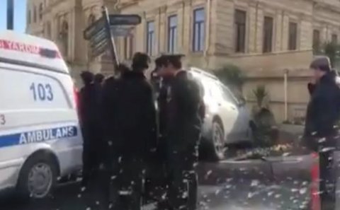 Bakının mərkəzində sürücünün ürəyi partladı – VİDEO