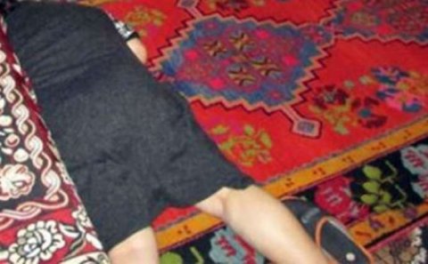 Bakıda 16 yaşlı oğlan anasını yatdığı yerdə güllələyib