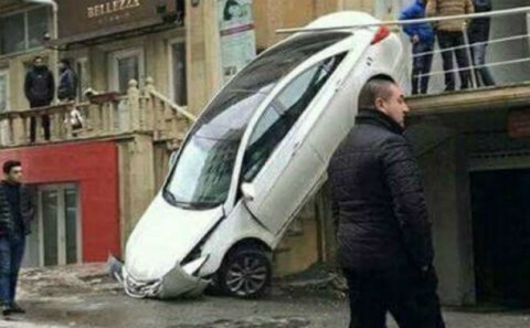 Bakıda avtomobil 2-ci mərtəbədən küçəyə aşdı - VİDEO