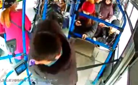Bakıda avtobus sürücüsünü döydülər - VİDEO