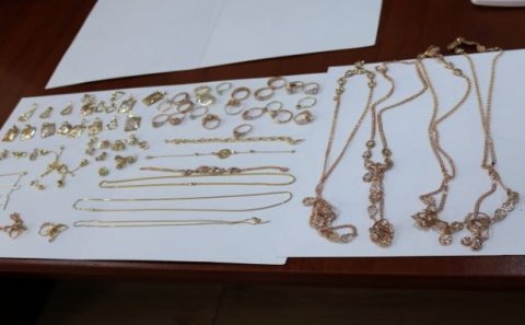 Qadın daxili orqanında külli miqdarda qızıl keçirməyə çalışdı
