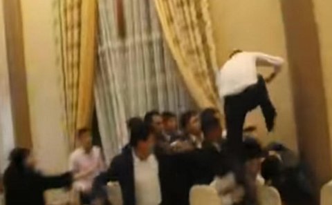 Toyda DƏHŞƏT: Tamada bəyi döydü - VİDEO