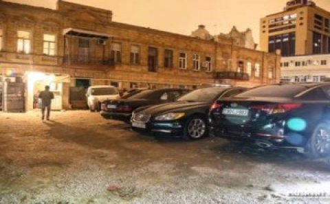Sökülən evlərin yerini qanunsuz dayanacağa çeviriblər – FOTOLAR
