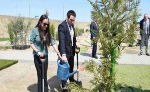 Prezidentin bacısı oğlunun Leyla Əliyeva ilə uşaqlıq fotosu - Foto