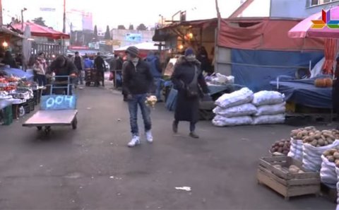 Azərbaycanlı çempion bazarda limon satır – VİDEO