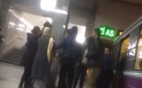 Bakı metrosunda qadınlar arasında dava - VİDEO