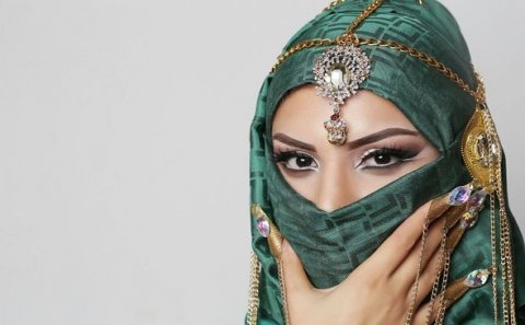 Qalmaqallı müğənni Afaq Aslan başını bağladı – FOTO + VİDEO