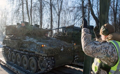 NATO tanklarını Rusiya sərhədinə topladı – FOTOLAR