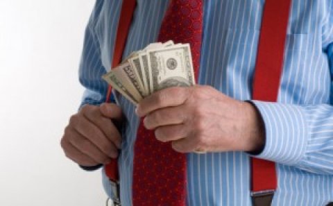 Hesabından pul çıxardanlara dollar təklif edilir – Banklarda manat tapılmır