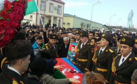 Komandirini döyüş meydanından çıxaranda şəhid olan əsgərin dəfni - FOTOLAR