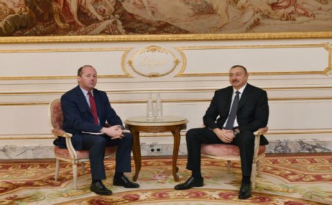 İlham Əliyev  Parisdə “Airbus” şirkətinin vitse-prezidenti ilə görüşüb