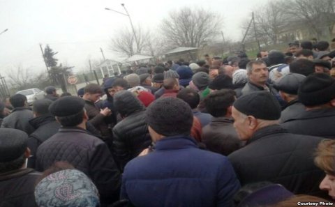 Gömrükdə yaranan tıxaclar-Səbəbkar elə gömrükçülərdir