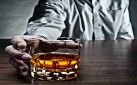 Azərbaycanda spirtli içki içənlərin sayı artıb