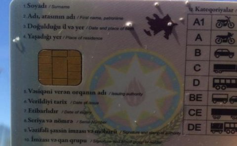 Bakıda yol polisi sürücülük vəsiqəsini deşik-deşik etdi - Foto
